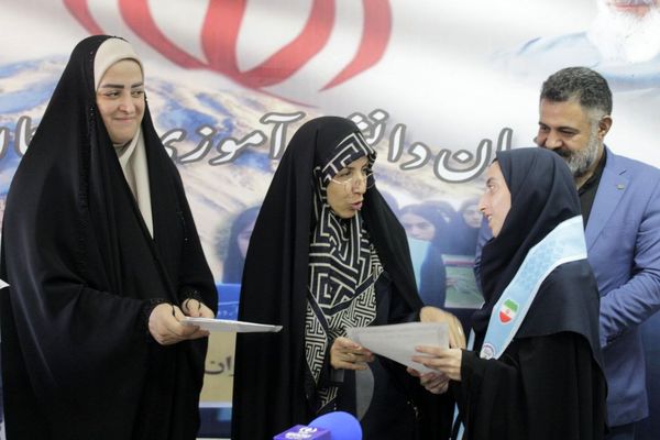 دیدار نماینده مردم ساری و میاندرود در مجلس شورای اسلامی با دانش‌آموزان مازندران