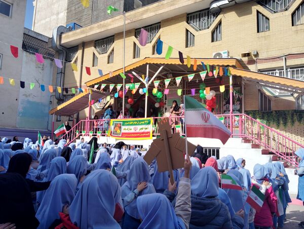 حال و هوای جشن ۲۲ بهمن در دبستان بهاردانش