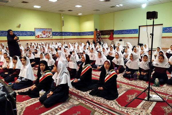 افتتاح کتاب «از ایرانمان دفاع کنیم» در دبستان ۲۲ بهمن با حضور مادر شهید عرشیان افشارمند