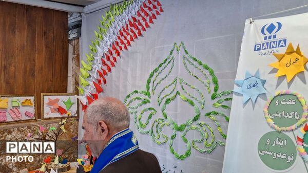 بازدید مربیان از غرفه خلاقیت دانش‌آموزی دبستان آرمینه مصلی نژاد ناحیه شش
