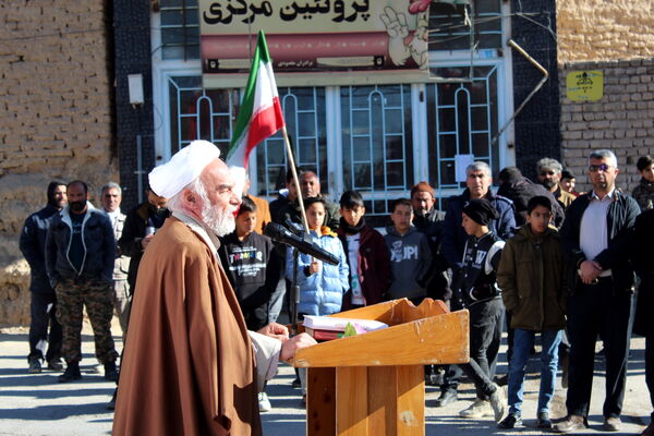 تمثال مبارک امام خمینی(ره) در شهر درق گلباران شد 