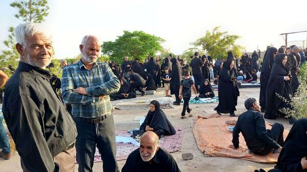 زیارت اهل قبور در غروب تاسوعای حسینی در روستای نقاب