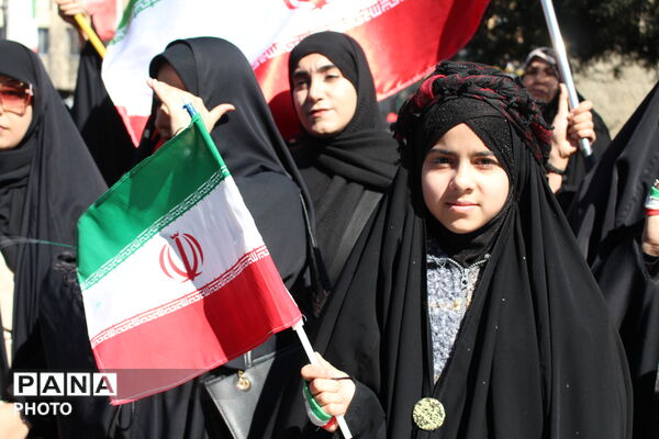  نوجوانان در صف نخست اجتماع مردمی چهلم رهبر شهید