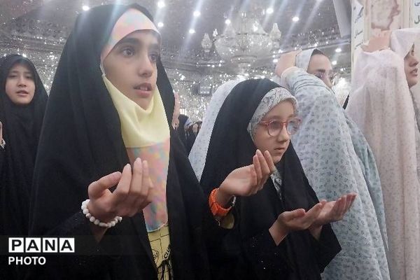 حضور دانش‌آموزان ناحیه دو شهرری به مناسبت آغاز هفته سلامت در نماز جمعه