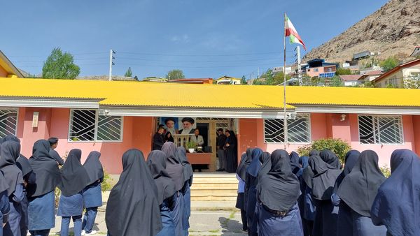 نواخته شدن زنگ سپاس معلم در دبیرستان زینبیه بلده