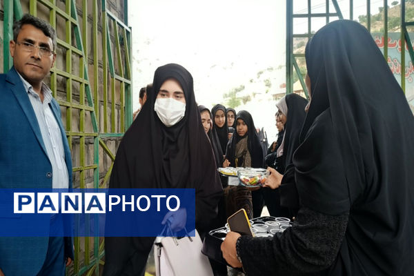 استقبال از دانش‌آموزان شرکت کننده در مسابقات قرآن، عترت و نماز در شهرستان چرام