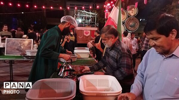 ۱۷۵ شب خدمت در آستان آل‌الله؛ حال‌وهوای چایخانه حضرت زهرا (س) در شب شهادت امام حسن عسکری (ع)