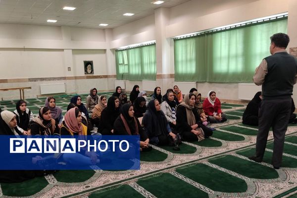 جلسه‌ آموزش خانواده در رباط‌کریم