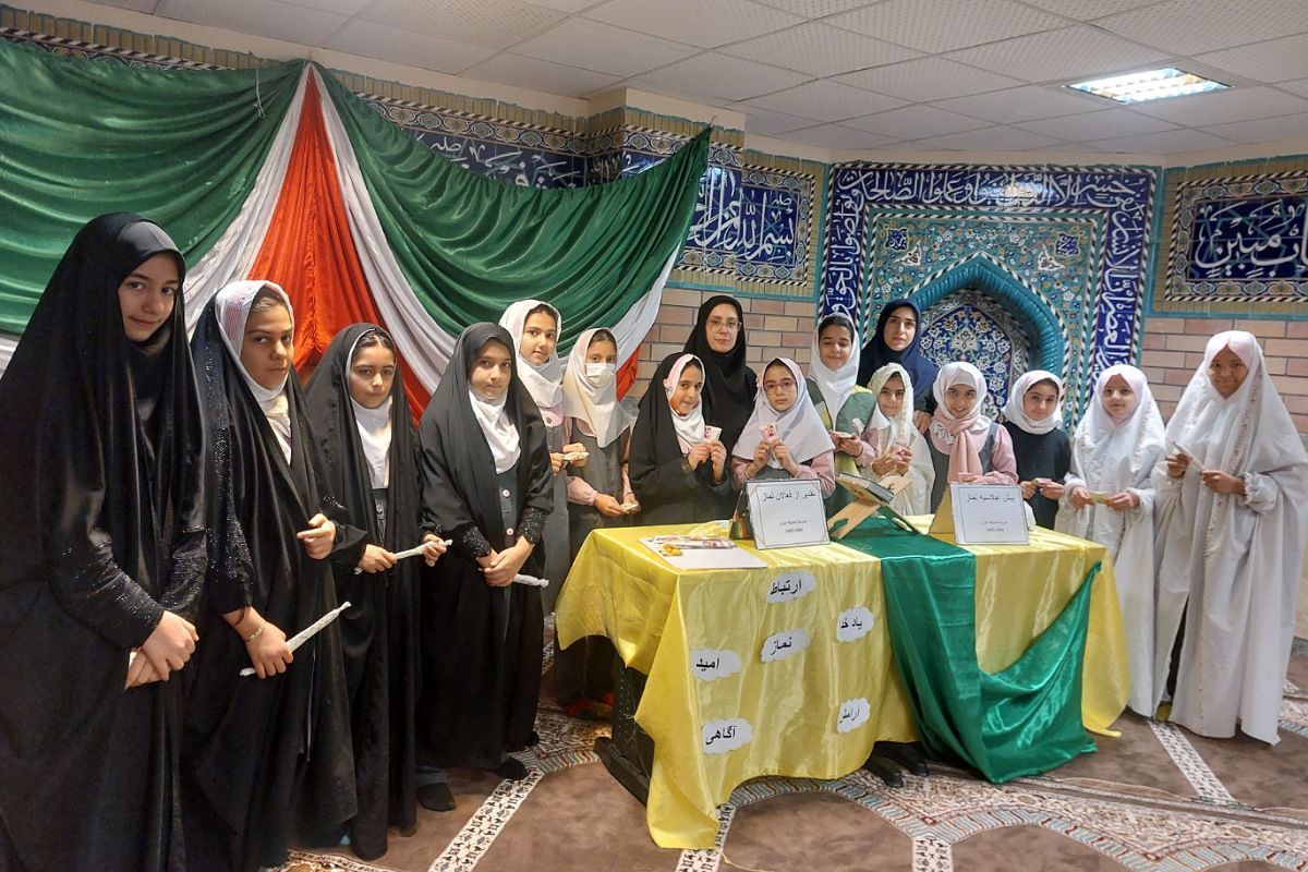 پیش‌اجلاسیه نماز در مدارس فیروزکوه با تجلیل از فعالان دینی