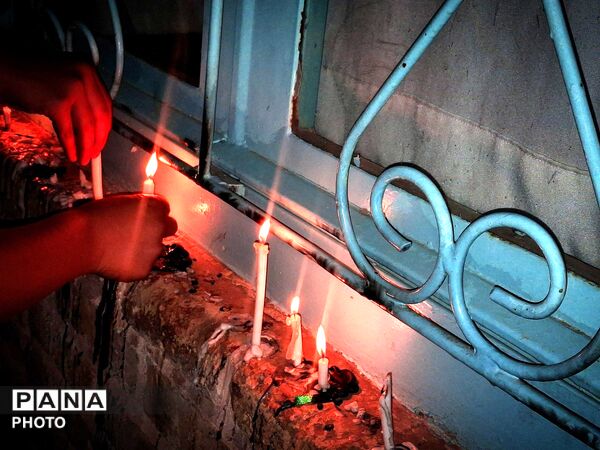 روشنایی شمع‌ها در شام غریبان؛ کاشمر در سوگ کربلا