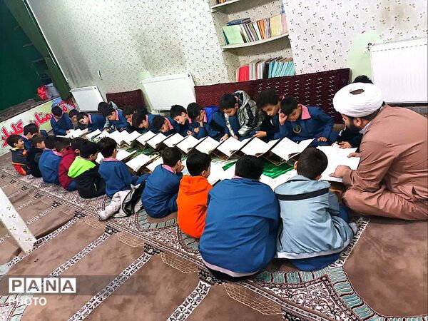 آموزش احکام دینی به دانش آموزان در دبستان معراج منطقه ۱۰