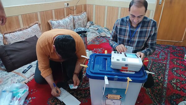 حضور اقشار مختلف مردم لارستان پای صندوق‌های رای