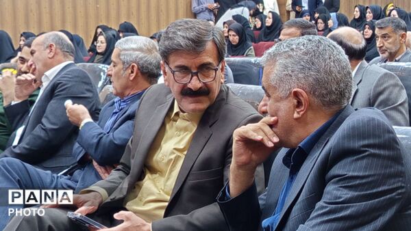 آیین تجلیل از معلمان بازنشسته و معلمان نمونه آموزش و پرورش ناحیه یک خرم‌ آباد