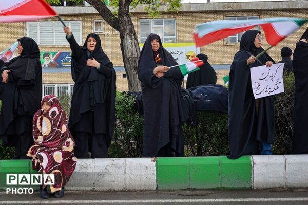 تشکیل زنجیره انسانی اطراف نیروگاه حرارتی برق مشهد
