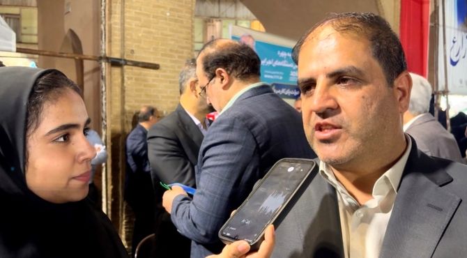 میز خدمت معاون استاندار در دل میدان یزد برپا شد