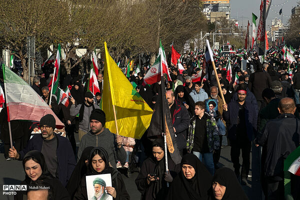 مراسم بیعت با سومین رهبر انقلاب در تهران - 1