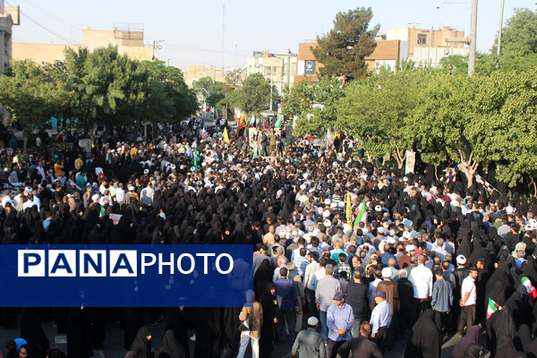 جلوه‌های حماسی از حضور نوجوانان قمی در مراسم تشییع شهدا 