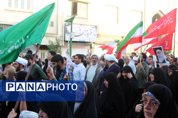 جلوه‌های حماسی از حضور نوجوانان قمی در مراسم تشییع شهدا 