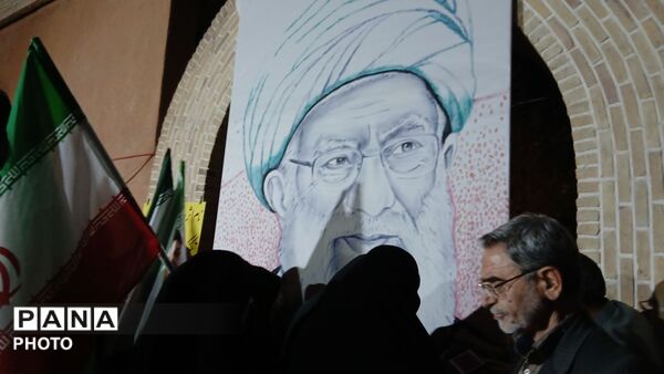 اثر انگشت هایی که قاب رهبر شهید را کامل کردند 