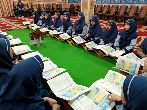 محفل انس با قرآن کریم در دبستان شاهد کوثر
