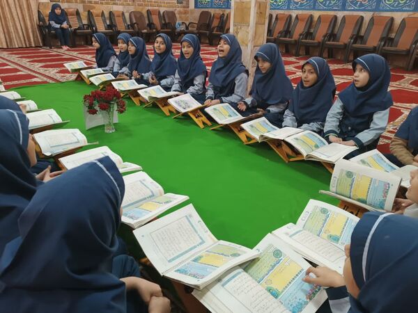 محفل انس با قرآن کریم در دبستان شاهد کوثر