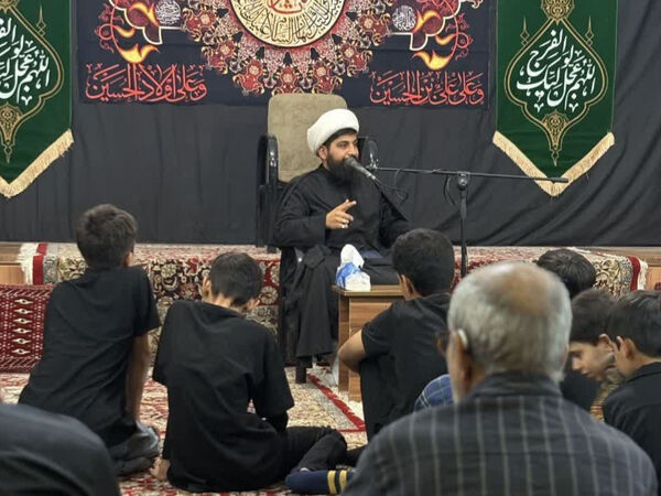 جوانان کاشمری پرچم عزای حسینی را برافراشتند