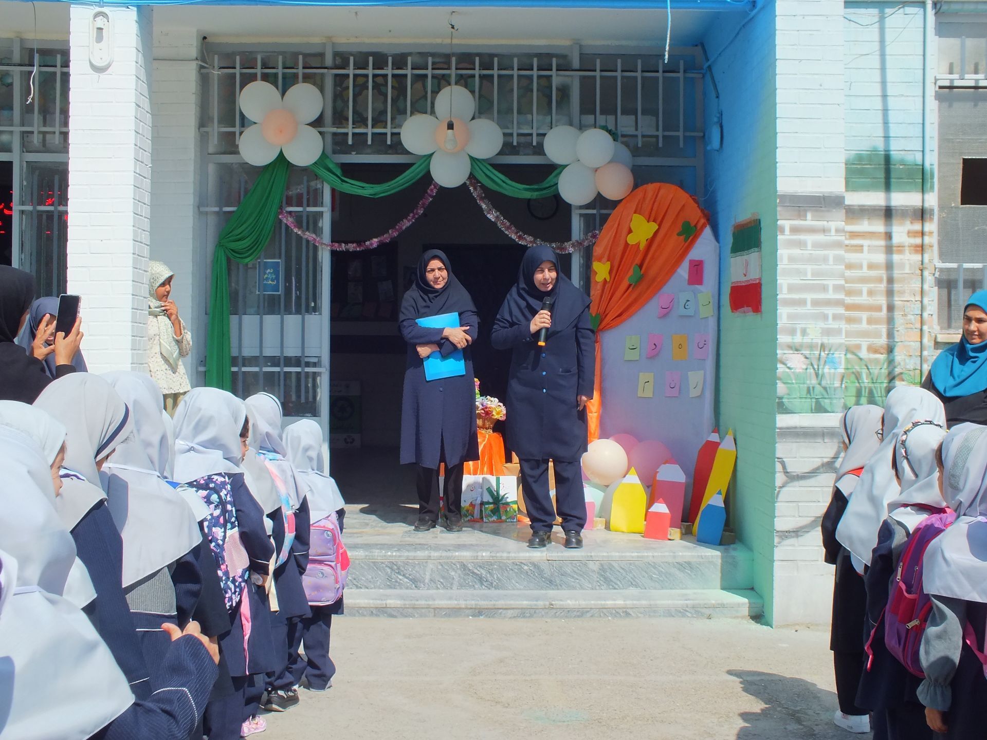 جشن شکوفه‌ها آغاز مسیری تازه برای اولی ها در دبستان مستانه رحمانی فرد