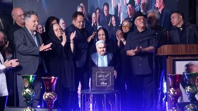 چله‌نشینی اهالی هنر برای اکبر عبدی؛ رونمایی از تندیس مرد هزارچهره سینمای ایران در شبی ماندگار