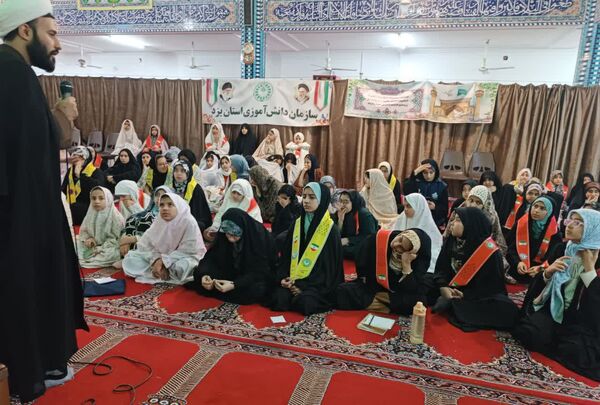 لحظاتی شاد از اعتکاف دانش‌آموزی با حضور نویسندگان و فرهیختگان یزد 