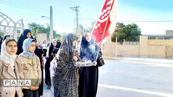 مراسم اهتزاز پرچم سرخ خونخواهی رهبر شهید بر گنبد مسجد الزهرا (س) شهربن