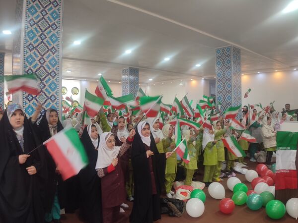 جشن انقلاب در دبستان شکوفه‌های انقلاب