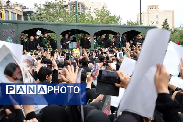 سیل خروشان زائران و مجاوران رضوی در مراسم تشییع پیکر شهدای خدمت