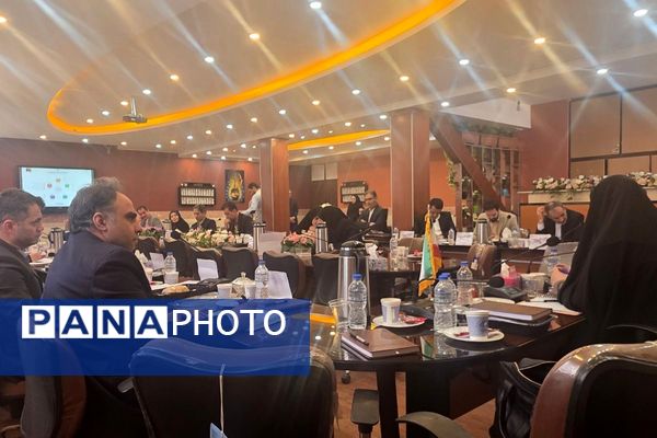 نشست هم‌اندیشی معاونین آموزش متوسطه در اداره رباط‌کریم