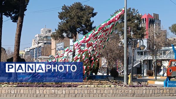تزئین و فضا آرایی شهر نیشابور به‌مناسبت آغاز دهه فجر 