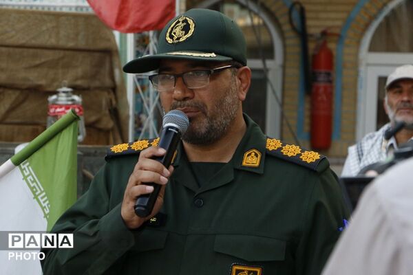 غبارروبی و گلباران مزار شهدای صفادشت همزمان با هفته دفاع مقدس