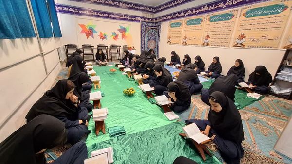 محفل انس با قرآن در دبیرستان فاطمیه ناحیه یک کرج