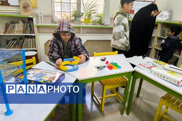 غرفه کار آفرینی و غرفه بازی به مناسبت دهه فجر در کانون پرورش فکری اندیشه