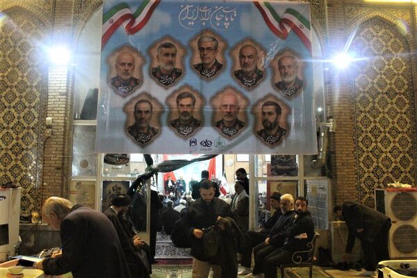 استقبال نوجوانان از غرفه‌های یادواره شهدای مسجد جامع قم