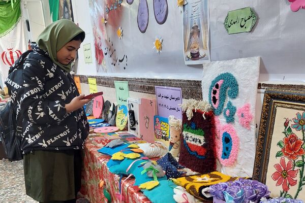 افتتاحیه نمایشگاه «مدرسه انقلاب» در مدرسه شهید شرافت بهارستان‌دو