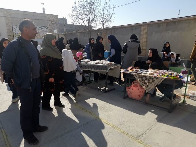 برپایی بازارچه مدرسه‌ای به‌مناسبت دهه فجر در آموزشگاه دخترانه شهید حسن زاده خانلق