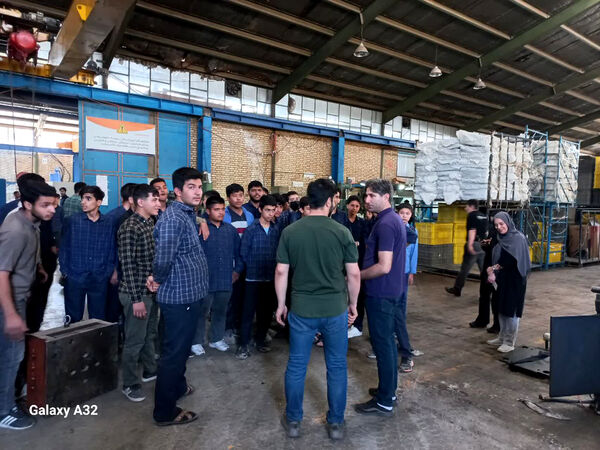 بازدید دانش‌آموزان هنرستان ثامن الائمه قم از کارخانه فریدولین