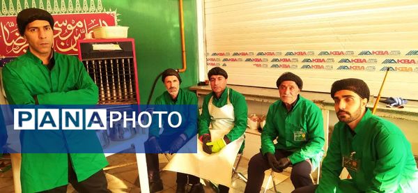 حضور خادمان اصفهانی در چایخانه امام رضا«ع» مشهد