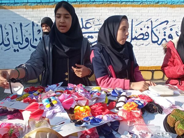 برپایی بازارچه‌ دانش‌آموزی در دبیرستان دلیری مشهد
