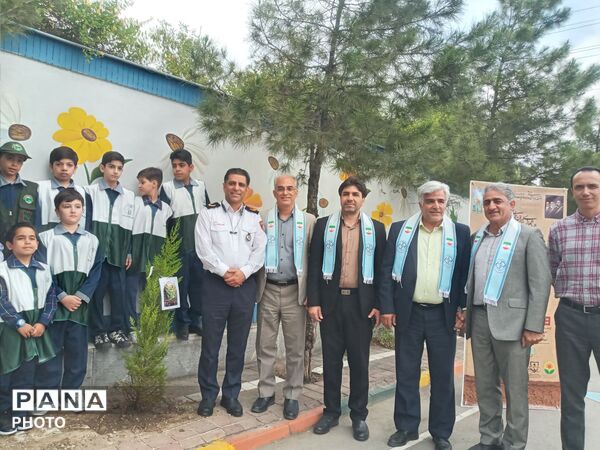 کاشت نهال به یاد دانش آموزان شهید میناب در دبستان آرمینه مصلی نژاد