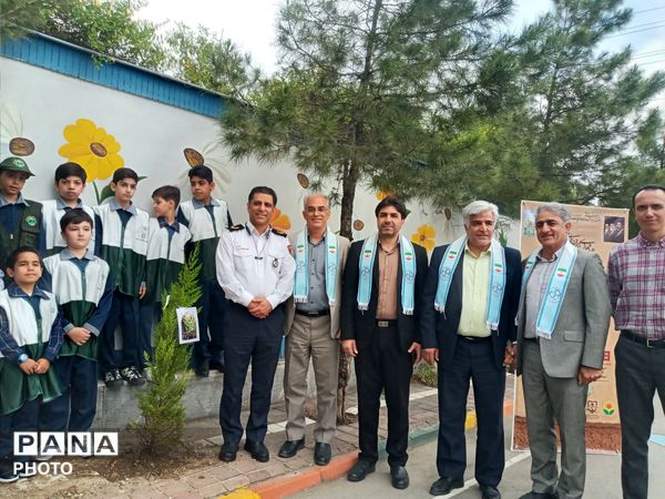 کاشت نهال به یاد دانش آموزان شهید میناب در دبستان آرمینه مصلی نژاد