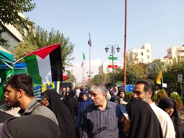 تشیع پیکر مطهر شهید عباس نیلفروشان با حضور پر شور مردم
