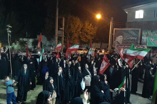 هم‌صدایی مردم در خیابان‌های شهر در بیعت با رهبر انقلاب