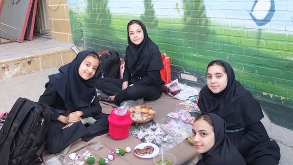 بازارچه کسب و کار دانش‌آموزان دختر در دبیرستان متوسطه اول معلم