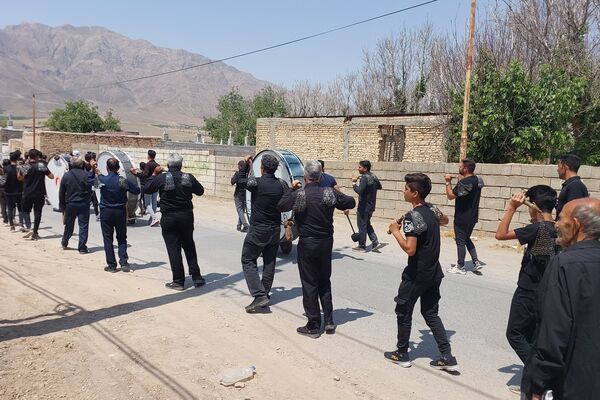 مراسم عزاداری و زنجیر‌زنی روز عاشورا در بوانات