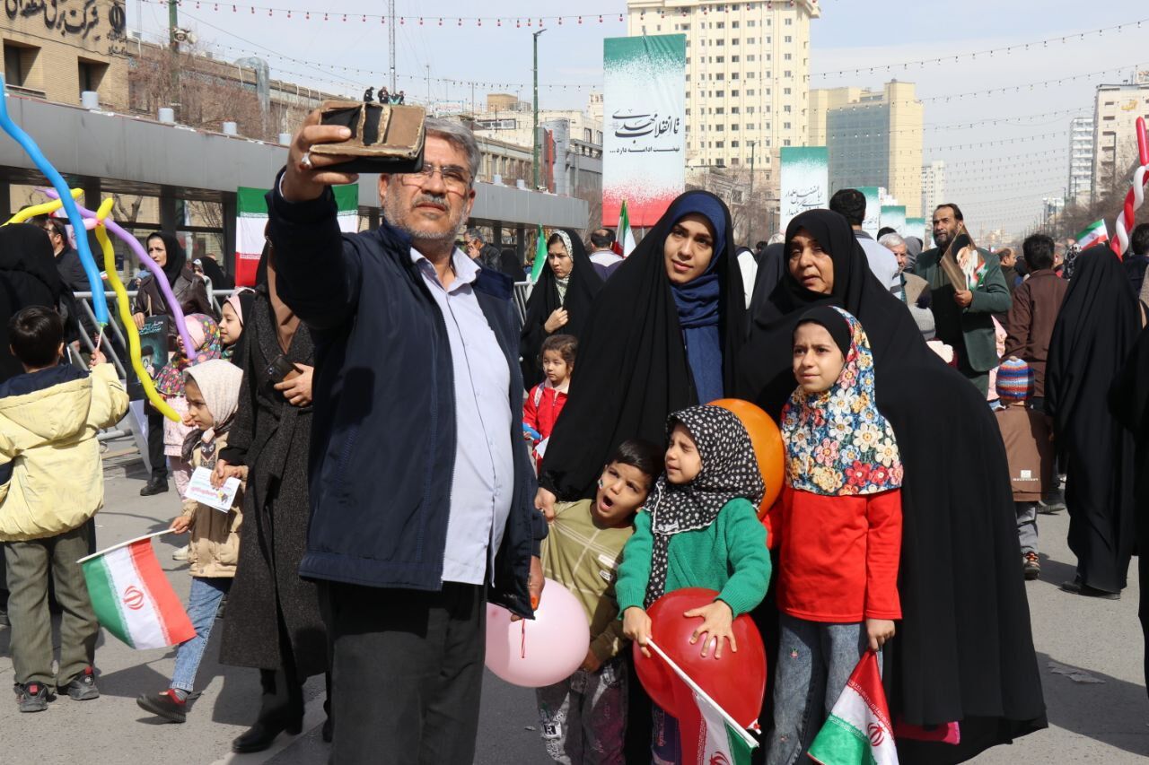 طنین شعارهای انقلابی در سالروز پیروزی انقلاب اسلامی ایران